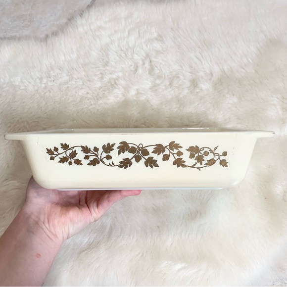 Vintage Pyrex cream and gold, Golden Acorn 575-B 2QT space saver cassarole dish - Picture 3 of 8